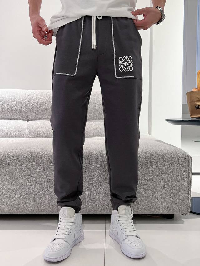 Loewe 2024Ss春夏最新款休闲卫裤 高端品质 版型面料五金都是专柜1:1定制 裤子是用的100%纯棉面料 Logo采用品牌经典立体刺绣 时髦显瘦于一体的